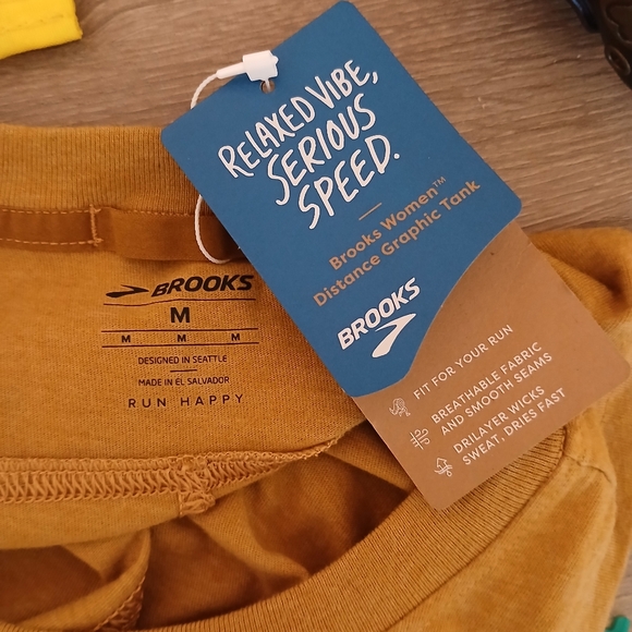 *NEW* With Tags Womens Distance Graphic Running Tank Medium Mustard Yellow - Picture 4 of 6